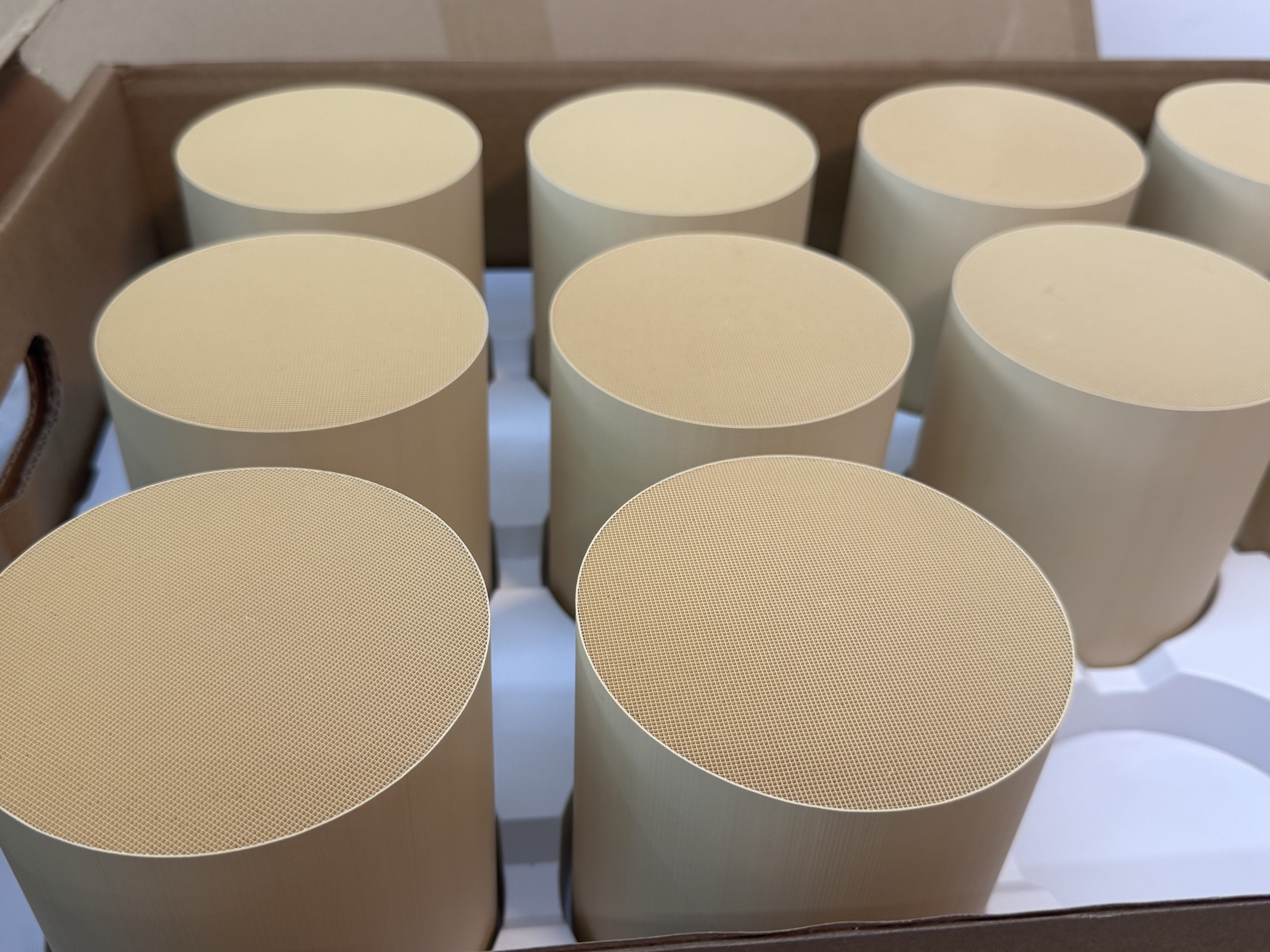 Neueste Unternehmensblogs über Motorradabgasreinigung: Haltbarkeitsanalyse kompakter Dreiwegekatalysatoren für verschiedene Hubräume